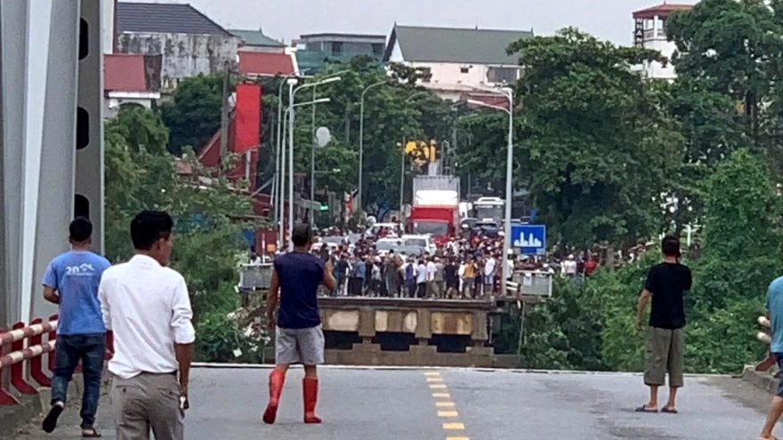 Bridge collapses in Phu Tho, many people and vehicles fall into river